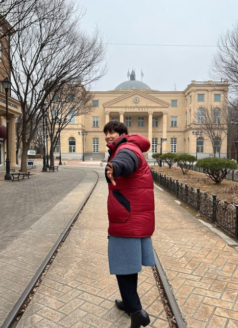 Group CNBLUE member Jung Yong-hwa posted three photos on Instagram on the 14th without any comment.In the photo, Jung Yong-hwa poses in various poses wearing red padding on his coat, showing off the aspect of a boyfriends making machine as he reaches out to the camera.Actor Choi Woo-shik showed off his friendship with a comment saying, Kiya, I wear padding for a long time.Fans wondered how many years the red padding worn by Jung Yong-hwa was wearing.Jung Yong-hwa and Choi Woo-shik have been together in Paris since September 2016.They co-starred in the JTBC drama The Package, which aired in 2017.Jung Yong-hwa appeared in KBS drama Daebak Real Estate last year and is currently communicating with fans through YouTube channel Just Jung Yong-hwa.Photo Jung Yong-hwa SNS