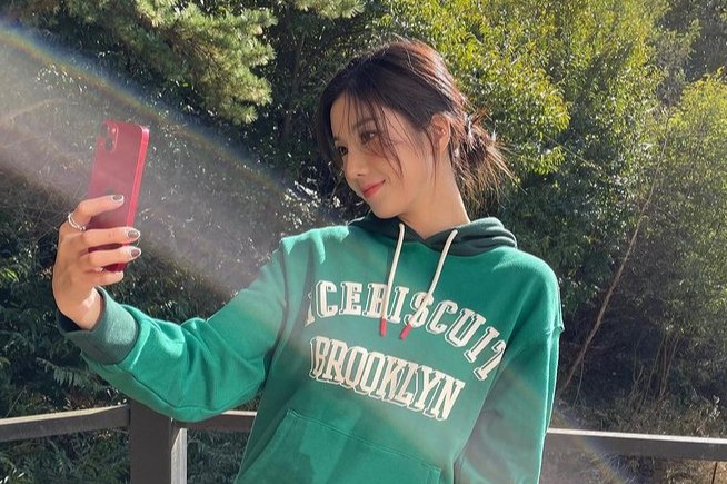 Kwon Eun-bi, a former group Izone, boasted a bright visual.On Friday, Kwon Eun-bi posted several photos on his instagram.Kwon Eun-bi has shared her latest updates in a green hoodie and shorts.Kwon Eun-bi smiled freshly in the warm sunshine, with a pure flower beauty that impressed her.Meanwhile, Kwon Eun-bi released its new song ESPER (Esper) on the 10th with the Global Fandom Platform Universe (UNIVERSE).
