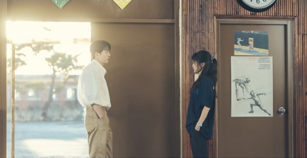 The background of the 90s is very effective, but this work goes back and forth between the two eras.Twenty-five twoty-one comes and goes from these two eras to the character of Heedo, and recalls the past with the gaze of his daughter Kim Min-chae (Choi Myung-bin).As much as the ambassadors taste, which is one of the reasons why the drama is popular, it is another fun for viewers to find the husband of Heedo and the father of Minchae.The development method is similar to the TVNs hit Respond series.However, unlike Respond, which has unearthed new actors, Twenty-five twoty-one has already taken big actors and shows more cohesion.It is a drama in which the professional efficiency of the so-called jakgambae (writer, director, actor) is 100%.Kwon Do-eun, who learned to write under Kim Eun-sook and entered TVN Enter the search term WWW in 2019, had a different writing power as he produced many dramas as his first writing.While drawing conflict with the three womens regiments, Blow-Up did not follow the epitome of the male Noir, which was on the verge of ruin.Even in the dilemma of each Blow-Up of women who climbed to the portal executive, they dealt with the dignity of women deeply with the worries about justice and society.Director Jung Hyun, who directed the authors work, has since become more solid in Roman Twenty, passing through You are My Spring and The King: The Lord of Eternity.If the two showed their enthusiasm and enthusiasm as the first main production team with Enter the search word WWW, Twenty-five two-one shows the thought and depth that matches the eye level of the former viewer.Unlike WWW, which was trying to give a message to all scenes and loudly convey the message, Twenty-five twenty-one conveys the message with hot but unsettling order.The title rolls Kim Tae-ri and Nam Joo-hyuk show off their outstanding performances.Like the title The Monster New Artist Who Captivated Park Chan-wook in the early days of his debut, Kim Tae-ris ambassadors and expressions are the King of the End of the Cheerful itself.One eye overlaps several emotions and forms a sense of immersion. It is also nicknamed guilty man for taking away the hearts of female fans.Two actors without a similar corner create the best chemistry with one acting ability.In addition, Choi Hyun-wook of Moon Ji-woong, who is a in-sai, and Lee Joo-myeong of Ji Seung-wan, who is the first in the school and full of justice, make the greenness of this work thicker.It shows the power of a good ensemble without a single Hutton character.The drama, which is a total of 16 episodes, has already been broadcast 10 times.Hee-do, who was eager for fencing, finally achieved his dream by winning gold medal, and Lee Jin, who was at stake, found his dream with the hope of a brink on the edge of the cliff.Yurim has re-created his dream of becoming a responsibility.Hee-do and Lee Jins mongolian love, drawn between the lumpy dreams, bloomed perfection in the love line by confessing that Lee Jin is in love without bypassing.There is only one word to be said for this work that is at the end.Forbid unauthorized theft, reprint, and replicate, and distribute without prior consultation.