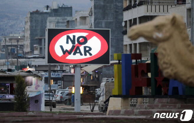 지난 9일(현지시간) 시리아 반군이 장악한 도시 아자즈에서 러시아의 우크라이나 침공을 반대하는 "NO WAR＂ 표지판이 보이고 있다. 2022.03.09/news1 © 로이터=뉴스1 © News1 김민수 기자