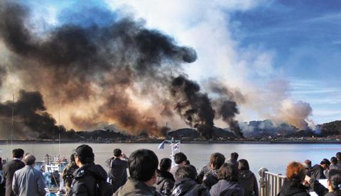 2010년11월23일 오후 서해 연평도가 북한의 기습적인 포격으로 검은 연기로 뒤덮여 있다. /조선일보 DB