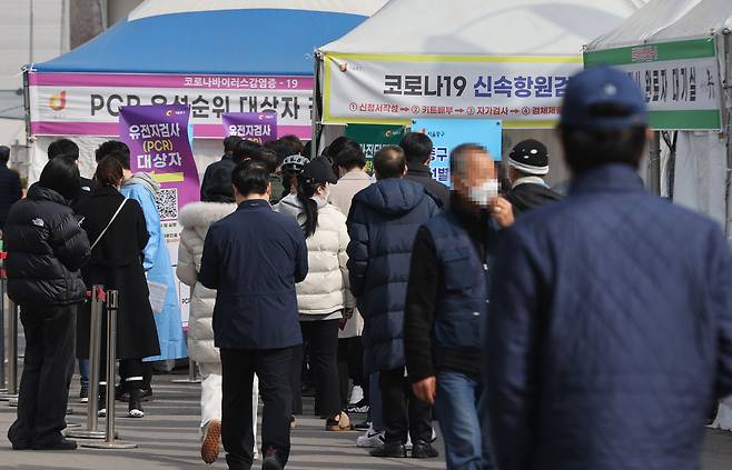 올해 3월 15일 오전 서울역 선별진료소 모습./연합뉴스