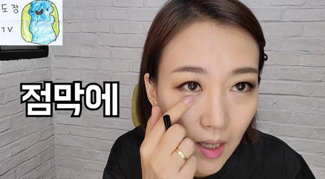 장윤정이 화려한 행사용 메이크업에 도전했다. 콘택트렌즈를 착용하고도 서클렌즈를 낀 듯한 효과를 내는 방법을 공유했다. 장윤정 도경완 가족 유튜브 캡처