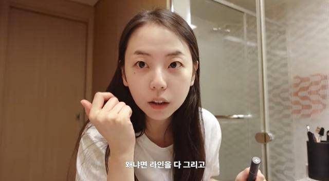 안소희가 메이크업 꿀팁을 방출했다. 아이라인을 그리기 전 마스카라를 먼저 하는 게 좋다고 말했다. 안소희 유튜브 캡처