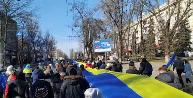 러시아군이 점령한 우크라이나 남부 헤르손에서 수천 명의 시민들이 13일 우크라이나 국기를 들고 거리 시위를 하고 있다. 헤르손=로이터 연합뉴스