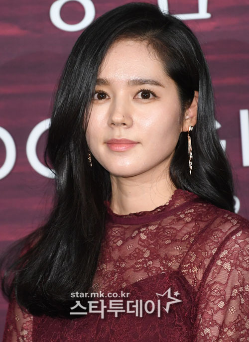 Han Ga-in announced the news of the appearance of SBS entertainment circle house MC earlier this year.The news of the selection of a fixed MC of Han Ga-ins circle house, which was called synonymous with SinBs Actor and was difficult to see in entertainment, was enough to raise public curiosity.Han Ga-in, who plays the show, started with SBS YouTube web entertainment Moonlighting, which featured a promotional campaign for Circle House.It was a new move that came with the question Why is Han Ga-in out of here?The last entry was Han Ga-in, who showed careful progress as SBS entertainment Running Man in 2012, so attention was focused on Han Ga-in who performed.And Moonlightings Han Ga-in had literally hit the hit: the real hidden figure that had been exposed to the public.After the release of the video, the public cheered, and expectations also increased for Han Ga-in at the Circle House.And Han Ga-in responded 200% to public expectations.He has gone head to head with malicious rumors surrounding him, from early marriage with Yeon Jung-hoon to divorce and infertility.Han Ga-in has been called a goddess with white skin like white jade, big eyes like flower deer, and doll-like appearance.He is from Kyunghee University and has been loved by a person who has perfect appearance and smartness.Han Ga-in had a chat with Yeon Jung-hoon in 2005; then 24, a young age for the female Actor to raise the marriage ceremony.Yeon Jung-hoon is considered to be the three greatest thieves in Korea because he marriages Han Ga-in and is still called this nickname.Han Ga-in, a familiar name for the public, but rarely seen in the entertainment industry.Actor Han Ga-in was an elegant goddess, while human Han Ga-in was lovely and charming.When I saw Han Ga-in in front of the public in a frank and honest manner, breaking SinBism that was hidden in the veil, I was sorry that I did not know so far.Expectations are also high in his future move to the candid Han Ga-in.It is noteworthy what kind of new appearance Han Ga-in will show and what kind of work will return to his main business.
