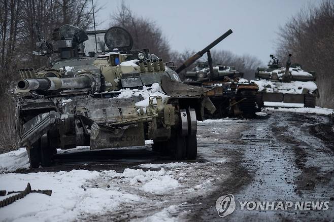 파괴된 러시아 탱크 우크라이나 북부 수미 지역의 길가에 파괴된 러시아군 탱크들이 방치돼 있다. [우크라이나 육군 공보실 제공·로이터 연합뉴스 자료사진·재판매 및 DB 금지]