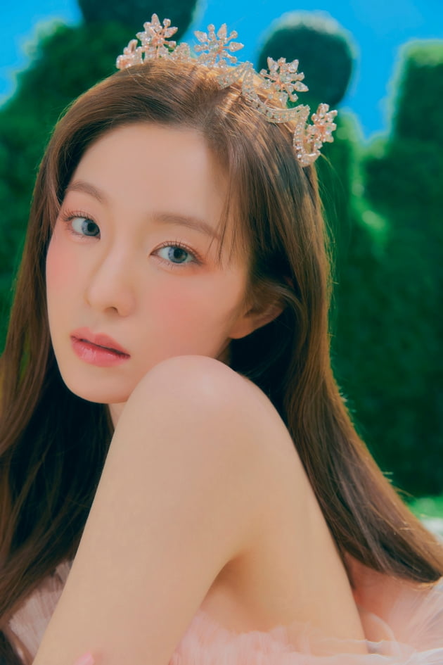 Group Red Velvet flaunted Springs princessy visualsOn the 16th, Red Velvet various SNS accounts revealed teaser images of Irene, Wendy and Yeri.The photo shows Irene, Wendy, and Yeri, which have a sensual visual in the background of the Spring Garden, adding to the expectation of the new album.Red Velvets new mini-album The ReVe Festival 2022 - Feel My Rhythm (The Reeve Festival 2022 - Phil My Rhythm) will feature the title song Feel My Rhythm that stimulates spring sensibility, starting with Nightball Mr.It consists of 6 songs including Leo(BAMBOLEO), Good, Bad, Ugly, and In My Dreams.Mr.Leo is a retro pop dance song that combines rhythmic bass and electric guitar with dreamy EP and synth sound. It is impressive to see the lyrics that depict the dancer dancing freely all night in a mirror like a title meaning shaking in Spanish.Another song, Good, Bad, Ugly, is a medium Tempo R & B song featuring brass sound and sensual code progression over a grubby shuffle rhythm. The lyrics contain a positive message to look forward to and enjoy, likening the many moments of unpredictable life to one of the many chocolates in the box.In My Dreams is a slow Tempo R & B ballad based on a minimal trap rhythm. It is attractive to have an energy explosion in the Orgol signature sound and chorus at the beginning and end of the song. It maximizes the mournful atmosphere of the song by meeting the lyrics expressing the desire to be with the beloved opponent forever even in dreams and Red Velvets appealing vocals.