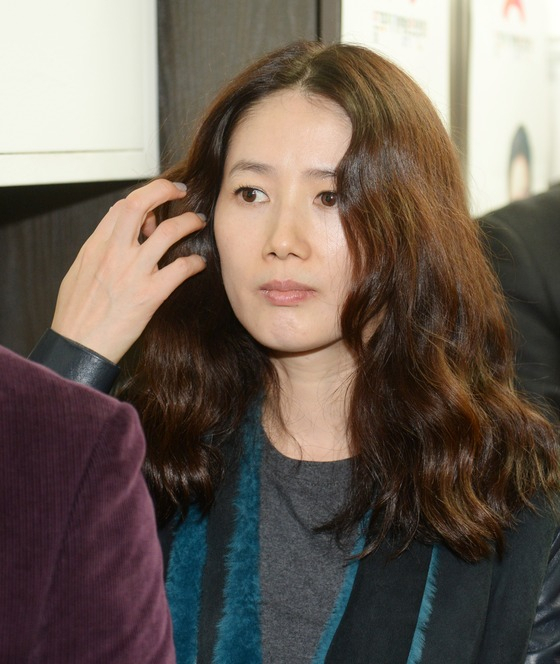 Reports have emerged that Actor Shim Eun-ha is planning a return to the entertainment industry after 21 years.On the 16th, Sports Chosun reported that Shim Eun-ha finally decided to appear in the next drama produced by the comprehensive content company Bipo M Studio.Shim Eun-ha is reportedly planning to coordinate with the production company in mid-April, including the timing of the production, and the timing of the shoot, not known about the pay.Shim Eun-ha is an actor who made his debut in 1993 with MBC 22 bond talent and drama Hanjibung Three Family.He was noted as a youth star by playing the role of Dasle in the drama Last Battle, and later became a representative actor in the 90s, appearing in dramas M (M), Trap of Youth and Bone to Kill.He has also been recognized for his acting skills by appearing in the films Christmas in August and Zoo next to the Museum of Art.However, Shim Eun-ha suddenly announced his retirement from the entertainment industry in 2001, when he enjoyed top star popularity.He married Husband Ji Sang-uk in 2005, four years after his retirement, and has two daughters.Since his retirement, Shim Eun-ha has been a politicians wife and has been a member of the House of Representatives.He is the chairman of the party council in the Jungdong District of Seoul City, and has served as the 20th National Assembly member, a spokesman for the party, and a deputy leader of the Bareunmirae Party.In 2014, Shim Eun-ha appeared as a DJ on a radio program called Shim Eun-ha and a cup of tea in 13 years after his retirement, and the entertainment industry returned to the story, but at that time he made a line about his return, saying that he was for religious reasons.Shim Eun-ha, who has not stood in front of the camera since his marriage, has been on the verge of Husbands campaign support.Shim Eun-ha ran for the election campaign in the 20th general election in 2016 and the 21st general election in 2020, when he ran for the Seoul Jung District Seongdong District.