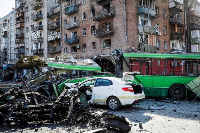 우크라이나 키이우(키예프) 주거시설과 차량들이 러시아군의 공격을 받아 파괴됐다. /사진=로이터