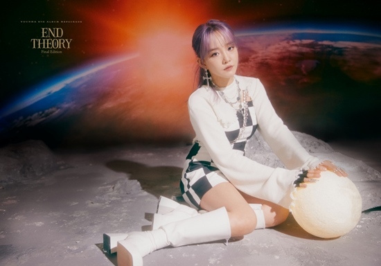 Singer Younha emanates a mysterious auraYounha released the concept photo of the Regular 6th album END THEORY: Final Edition (End Tier: Final Edition) on the official SNS on the 14th and 16th.In the photo, Younha drew attention with her sparkling face cubic and unique nail decoration, and her hairstyle, like her eyes shining in purple, adds to the mystery.In another photo, the Earth and the moon sat on a strangely mixed surface of the planet and presented a space fairy image.As such, all of the unique aura concept photos are released, and expectations for the new song that Younha will bring are increasing.END THEORY: Final Edition is an album that covers the world view of Regular 6th album by adding three new songs to 11 tracks on Regular 6th album END THEORY (End Tiary) released last November.Among them, the title song The Horizon of the Event depicts the story of the horizon of the event, the boundary of the black hole, beyond the unpredictable separation.Here, three new songs, Birds and Black Hole, were written and composed by Younha, completing the story of the album.On the other hand, Younhas Regular 6th album repackage album END THEORY: Final Edition will be released on various music sites at 6 pm on the 30th.Prior to this, he had a hot reaction from fans by pre-released new songs from the repackaged album at the Angkor concert.Photo: C9 Entertainment