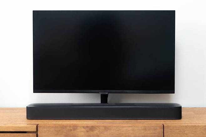 삼성전자 JBL 바 5.0 멀티빔을 32형 텔레비전과 놔뒀다. 출처=IT동아