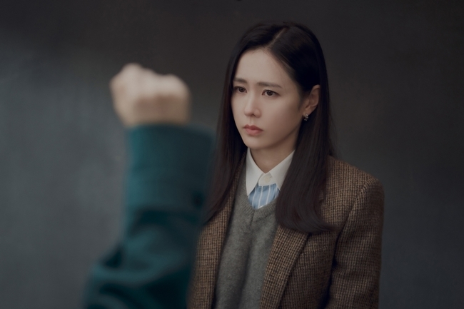 Son Ye-jin makes a major announcement that will surprise former Mido, Kim Ji Hyun and Yeon Woo-jin.From Cha Mi-jo (Son Ye-jin), Chung Chan-young (formerly Mido), Jang Joo-hee (Kim Ji Hyun), Sun-woo Kim (Yeon) in the JTBC drama Thirty, Nine (played by Yoo Young-ah/director Kim Sang-ho/produced by JTBC Studios, Lotte Culture Works) to be broadcast on March 17 Woo-jin) has been exposed to the scene of an emergency call, and an unusual airflow is being detected.In the public photos, Cha Mi-jo, who is heavily sunk, and Chung Chan-young, Jang Joo-hee and Sun-woo Kim, who are rigid, sit facing each other.Cha Mi-jos face, which looks at his friends and lovers, is filled with spleen and sad light, which raises concern.Among them, Jang Joo-hee, who seems to be getting up at any moment, and Chung Chan-young and Sun-woo Kim, who sit by her arms and hold her side, are interesting.In the meantime, the expression of the three people looking at Chamijo is rigid due to the shock, and the tension is Gozo.Then, I catch the figure of Chung Chan-young, Jang Joo-hee, and Sun-woo Kim who flashed their hands in one word of Cha Mi-jo, and the hard will on the faces of the three people, amplifying the curiosity about what the alternative Cha Mi-jo brought out.In the previous 7th, they painted the images of those who faced uncomfortable truths and gave a shocking ending.The situation of the characters who felt the feeling of daggering in front of the unthinkable truth gave a sad feeling.Especially, Cha Mi-jos situation came as a great shock when she heard the news of her birth mother from Jang Joo-hees mother, Park Jeong-ja (Nam Ki-ae).Park Jung-jas extraordinary fast-paced situation, which he could not tell even though he knew about Cha Mi-jos past days when he was looking for a mother who gave birth to one clue called Gocheok-dong Siloam Breakfast House, is making him anxious.