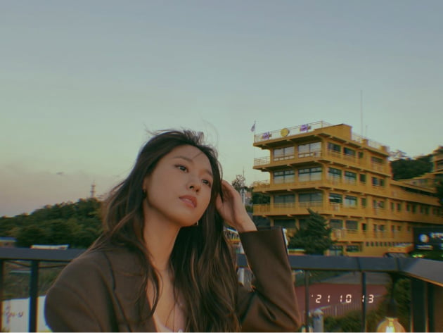 Group AOA member Seolhyun revealed his daily routine.Seolhyun posted a picture on his SNS on the 18th, without any comment. The photo showed Seolhyun staring at a far place from the outdoors.Actor Lee Chung-ah, who saw this, praised the beauty of Seolhyun by commenting Who is so beautiful.Seolhyun also expressed affection with a heart-shaped emoticon.Meanwhile, Seolhyun will appear on TVNs new drama High Seas shopping list.