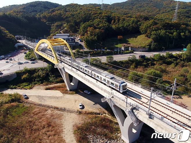 전동차가 진접선 별내별가람역과 오남역 사이 내곡고가를 지나고 있다.© 뉴스1