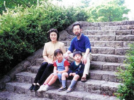 2000년 12월 30일 일본 도쿄도 세타가야구에 위치한 자택에서 살해당한 가족. 뒤편 왼쪽부터 시계 방향으로 부인 야스코(41), 남편 미야자와(44), 아들 레이(6) 딸 니나(8). 일본 경시청 홈페이지 캡처