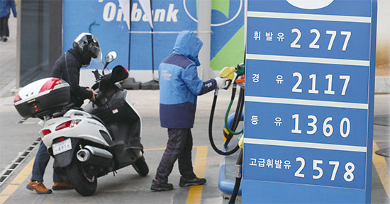 서울 주유소 평균 휘발유 가격이 8년 6개월 만에 리터당 2000원을 돌파했다.