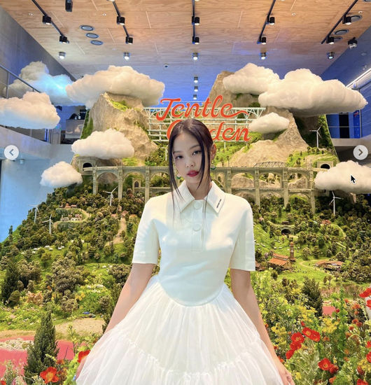 Group BLACKPINK Jenny Kim showed a fresh face with Spring.Jenny Kim posted a picture on her SNS on the 18th with an article entitled My Gentle Garden, which was finally opened.Jenny Kim flaunted her fairy face in a white dress - the charm of Jenny Kim, who showed her cute, innocent side, is felt in the picture.He showed off his intense eyes and boasted of the charm of reversal.It features a colorful side of Jenny Kim.Jenny Kim left for Paris, France, on May 5 to attend 2022 F/W Paris Fashion Week,