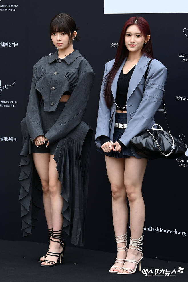IVE Lay and Seo-yool Lee, who attended the 2022 F/W Seoul Fashion Week Bon Bom collection held at the Seoul Craft Museum on the afternoon of the 18th, have photo time.