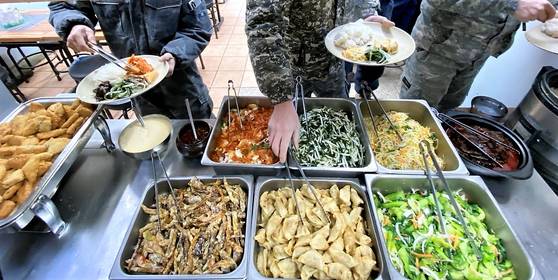 서울 서대문구 홍제동의 더맛있는집밥은 6000원짜리 한식 뷔페를 내놓는다. 아파트 건설 현장의 근로자들과 근처 병원, 상가 직원을 상대로 오전 3시30분부터 오후 9시까지 요리와 서빙을 반복한다. 김홍준 기자
