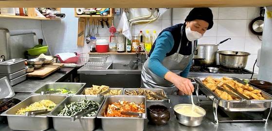 서울 서대문구 홍제동의 더맛있는집밥은 6000원짜리 한식 뷔페를 내놓는다. 오전 3시30분부터 오후 9시까지 요리와 서빙을 반복한다. 김홍준 기자