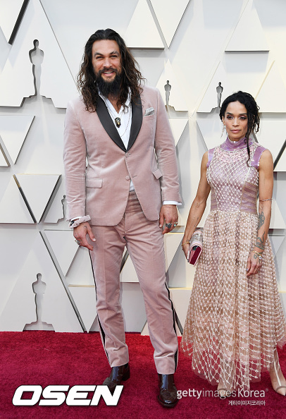 Actress Lisa Bonnet, 55, divorced Jason MOMOa, 43, earlier this year, but is still attracting attention as she wears a wedding ring.Lisa Bonnet was seen in Tofanga Canyon, Los Angeles, on the 16th (local time), while wearing what appeared to be a wedding ring on her left ring finger, local media reported on the 18th (local time).However, Bonnet has not expressed its position in this regard.Earlier on January 12 (local time), Jason MOMOa posted a lengthy post on his Instagram page, formalizing his divorce from Lisa Bonnet.We all felt pressure and change in the age of transformation. Transformation is unfolding, and our family is no exception. We feel that there is a change in perception.So I want to share the news of my family. Jason MOMOa said he had a crush on Lisa Bonnet, 20, when he was eight years old, watching the NBC drama The Cosby Family.In 2005, Jason MOMOa met Lisa Bonnet at a jazz bar in New York with the introduction of a friend.The two men, who developed into lovers afterwards, kept their daughter Laura and son Wolf while maintaining a factual marriage relationship.The pair, who were living together, formally married in 2017 and became legal couples, but divorced after five years of marriage.Meanwhile, Jason MOMOAs movie Aqua Man 2 will be released in March 2023.