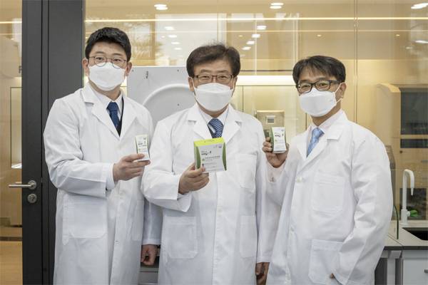 왼쪽부터 에이스바이옴 정봉준 본부장·박한오 이사, 바이오니아 윤성일 수석연구원.