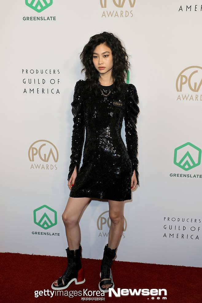 Model and Actor HoYeon Jung showcased her glamorous fashion at the United States of America awards ceremony.HoYeon Jung attended the 33rd United States of America Producers Guild Awards, which was held on March 19 (local time) in Los Angeles, California.HoYeon Jung has a bomb head style, a black dress decorated with sparkling beads, and unique design shoes, and boasts a top model-down excellent digestion power.HoYeon Jung officially deV as Actor through the original drama Squid Game (playplay/direction Hwang Dong-hyuk), which was released on Netflix last September.Since then, HoYeon Jung has won the first non-English-speaking drama and the first Korean fox actress trophy in the United States of America Actor Association (SAG).The Critics Choice Super Awards won the Acting Award for the Action Series category.HoYeon Jung confirmed the appearance of Apple TV + new thriller series Disclamer, directed by Hollywood master Alfonso Cuaron, who is famous for Gravity and Rome.Through this next film, Hollywood Actor Kate Blanchett and Kevin Klein will join together.
