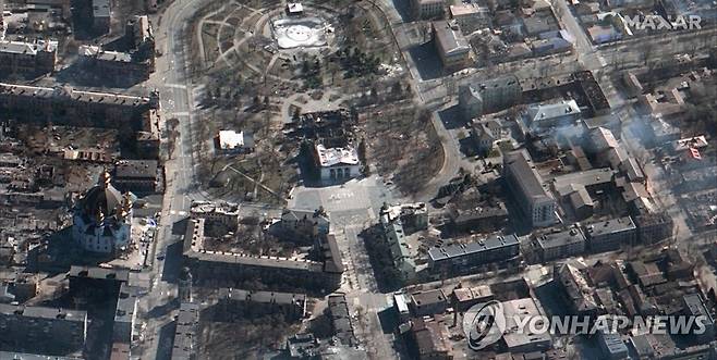 2022년 3월 19일 미국 민간위성업체 맥사가 공개한 마리우폴 극장의 위성사진. 러시아군의 공격으로 파괴된 이 극장에는 최다 1천200여명의 민간인이 대피해 있었던 것으로 알려졌다. [AFP 연합뉴스, 재판매 및 DB 금지]