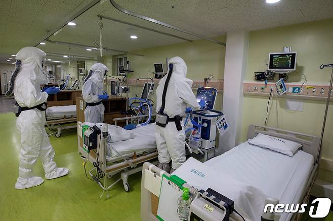 27일 서울 광진구 신종 코로나바이러스 감염증(코로나19) 거점전담병원인 혜민병원 음압병동 중환자실에서 의료진들이 업무를 보고 있다.2021.12.27/뉴스1 © News1 유승관 기자