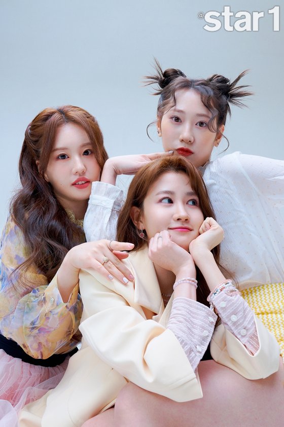 Eiliwon (ILY1) has revealed his excitement ahead of the debut on April 4.The six-member eiliwon, including members Arhat, Rona, Ririka, Hana, Elba and Nayu, was a group of girls with a Down charm, combining the meaning of I of the child (I), the meaning of ~Down of LY, and the number 1.Eiliwon was even proud of his aspiration to spread the love that bloomed in his heart to the world that has been filled with music with his debut album Love in Bloom.It was like a dream to debut until recently, the members said. I felt like I was practicing the stage and taking music videos. I feel nervous, but I feel more excited.It looks lovely and innocent to see, but it can do well with the sword dance and can do various concepts well, he said.Among the members, Arhat, Ririka, Hana and Rona appeared on the audition program Girls Planet 999.Ririka said, When I competed and helped my friends who dreamed the same, I realized that I was the one who could do this. It was the biggest experience in life.The interview with eiliwons pictorial can be found in the April issue of At Style.