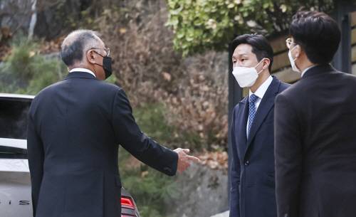 정의선(왼쪽) 현대자동차그룹 회장이 20일 오후 정주영 현대그룹 명예회장의 21주기 제사가 치러지는 서울 종로구 청운동 자택에서 정기선(가운데) 현대중공업지주 사장과 인사를 하고 있다. 연합뉴스