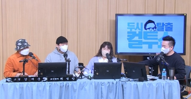 Comedian Choi Sung-min revealed the total prize he received at tvN entertainment Comedy Johny Hendricks.On March 21, SBS Power FM Dooshi Escape TV Cultwo Show featured special DJ Kim Min Kyung and guest Choi Sung-min Kang Jae Jun.Kim Tae-kyun said, Mr. Choi Sung-min continues to write legends.Comedy Johny Hendricks first quarter was the first to discuss the deaths of two people, Kobic Enter third. I won first and third place, but I do not do too much. Choi Sung-min said, Every time I get a prize, I write it on my notebook and I have won 22 times.I calculated the total prize money and it was 1,095 million won. It is not the amount that came to me, but the total prize money.Kim Tae-kyun asked, Are you dividing it by 1/N? and Choi Sung-min said, Yes, I received 25 million won, but if I share the writers, it is about 5-6 million won.Kang Jae-joon said, It is time for Sungmin to shoot a shot, and Choi Sung-min laughed, It is a new step compared to Jae-joons business.