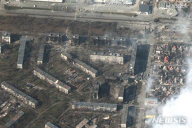 [AP/뉴시스] 막사 테크놀로지가 지난 18일 제공한 위성사진 이미지에서 러시아군의 공격으로 불타고 파괴된 우크라이나 마리우폴의 아파트들이 보이고 있다. 2022.03.21.