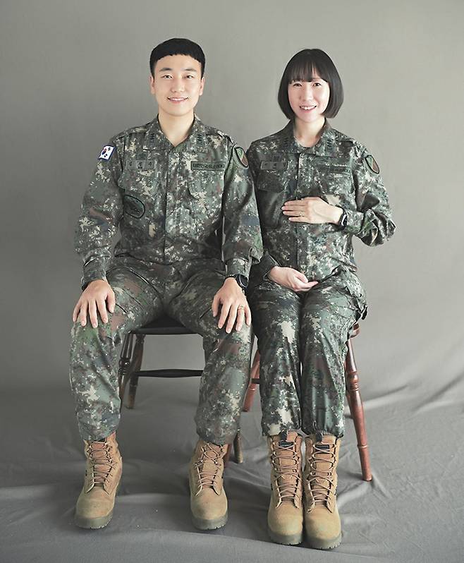 육군 17사단 수색대대 김진수 대위(사진 왼쪽)와 서혜정 대위. 서혜정 대위 제공