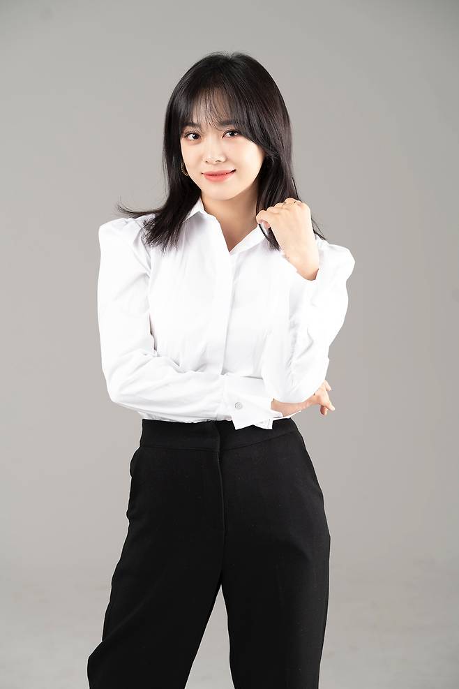 Singer and Actor Kim Se-jeong was confirmed as Corona 19.On the 22nd, Kim Se-jeong agency Jellyfish announced in an official position that Kim Se-jeong was tested positive for the Corona 19 PCR (gene amplification) test on the 22nd.Kim Se-jeong has completed the second vaccination of the Corona 19 vaccine and has finished the last shooting of SBS in-house match.Kim Se-jeong is said to be concentrating on treatment and recovery, stopping all schedules and complying with the guidelines of the authorities.The fan meeting, which was scheduled to be held on the 26th, will change according to Kim Se-jeongs confirmation.I would like to ask the fans who waited for the fan meeting to understand, said Jellyfish.Hello, this is Jellyfish Entertainment.The artist Kim Se-jeong was tested positive for Corona 19 PCR (gene amplification) on the 22nd.Kim Se-jeong recently received a positive test for the rapid antigen test conducted in preemptive response, and further PCR tests were conducted and confirmed to be final positive.Kim Se-jeong has completed the second vaccination of the Corona 19 vaccine and has finished the last shooting of SBS in-house.Currently, Kim Se-jeong has stopped all schedules, followed by the guidelines of the anti-virus authorities, and is committed to treatment and recovery.As a result, the fan meeting of the World Diary of Cleaners, which was scheduled to be held on the 26th, inevitably changed the schedule.I would like to ask the fans who have waited for the fan meeting to understand and we will do our best for the health and safety of The Artist.iMBC  Photos