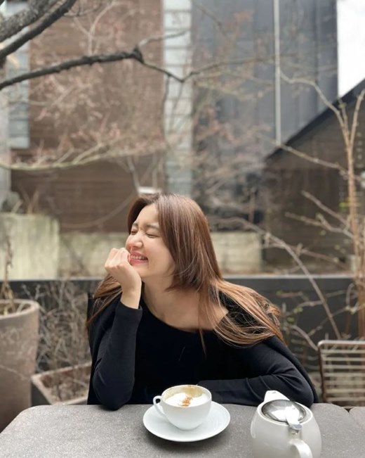 Si-a Jin posted a picture and a photo on his 22nd instagram saying, It was a good day to have a warm cappuccino and a little chilly weather.The photo shows Si-a Jing having a relaxing time drinking coffee at a cafe.Si-a Jin shows off her unwavering neat beauty, which brings her admiration.Meanwhile, Si-a Jing married Actor Do-bin Baek in 2009 and has one male and one female.