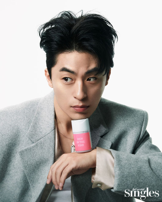 Actor Koo Kyo-hwan showed off his charm through the picture.On the 22nd, the pleasant lifestyle magazine Singles for imposing singles is the movie Mogadishu, Netflix poem D.P.(Diffy) has released a recent photo with the popular actor Koo Kyo-hwan, which has proven its solid acting power.In this picture, Koo Kyo-hwan renewed the legend picture once again with the moist skin and the eyes that feel the unique soft charisma.In this picture, he showed a chic yet masculine charm with a black suit and a white shirt.Meanwhile, Koo Kyo-hwan will appear in the Netflix movie Gilboksun and the movie Feuding starting with the first Teabing original poem Leeds released in April, and will continue the Ten Day in 2022.Audience with rich facial expressions and immersive Acting, who does not disappoint viewers, hopes that he will renew another Leeds in his new works.Singles