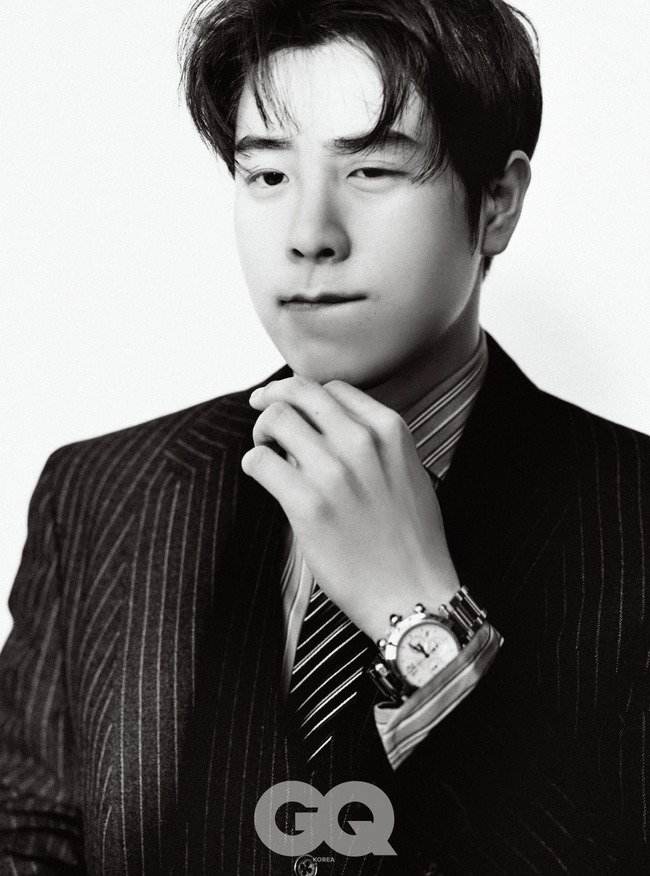 Singer and actor Pyo Ji-hoon (P.O) released the former picture Enlisted.Pyo Ji-hoon took a photo shoot with the mens magazine GQ, which boasted a variety of charms, including a suit set-up, a denim jacket, and more.Pyo Hoon captivated Eye-catching by showing various aspects from smile full of boyhood to charismatic appearance through pictorial.In an interview, Pyo said, I am afraid but I am curious. If I get discharged, I will return to my own form soon.I want to work with people who can act deeply together in my work.I want to be a good actor when I am with my opponent. 