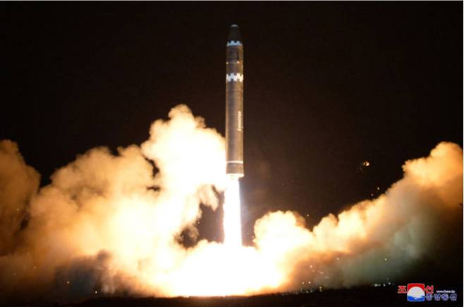 북한이 2017년 11월 29일 발사한 대륙간탄도미사일(ICBM) '화성-15형' 시험발사 모습./조선중앙통신 연합뉴스