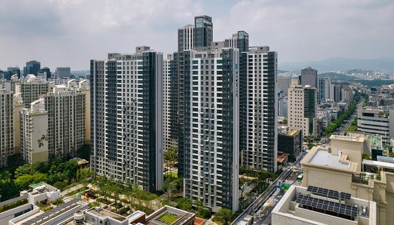 올해 처음으로 공시가격이 나온 주택은 보유세를 산정할 기준이 없다. 사진은 지난해 9월 준공해 올해 첫 공시가격이 최고 40억원이 넘는 서울 강남구 삼성동 래미안라클래시.