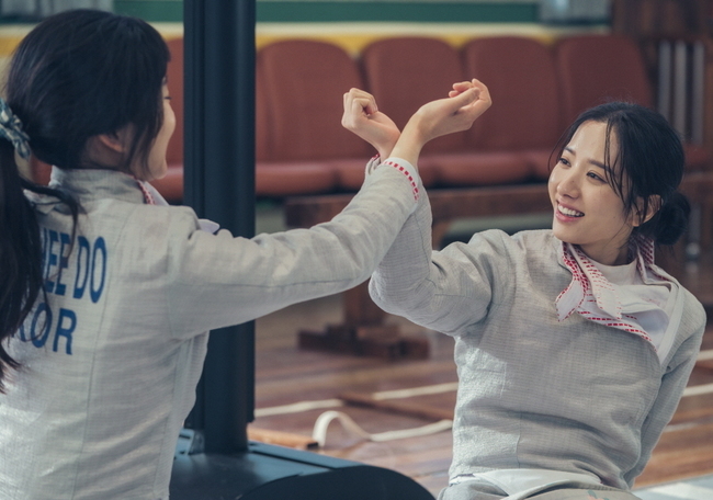 Kim Tae-ri and Ji Yeon Kim (Bona) give a clunky impression with the true warm-up two-shot of young people who are hard-working.TVN Toil Drama Twenty Five Twinty One (playplayed by Kwon Do-eun/directed by Jung Ji-hyun and produced by Kim Seung-ho/produced Hwa-dam Pictures) is a drama depicting the wandering and growth of youths who were deprived of their dreams in the 1998 era.In the TV drama topical category released by Good Data Corporation, TV subjectivity analysis agency, Nam Joo-hyuk and Kim Tae-ri ranked first and second in the drama cast topical category, followed by the CPI Powered by RACOI for the third consecutive week, and the hot response and sympathy of the anbang theater. Im making you feel better.Kim Tae-ri plays Na Hee-do, a national fencing national team that rushes toward dreams with strong positive energy, and Ji Yeon Kim (Bona) plays Yu Rim, who is doing his best to fencing to protect Family in difficult family situations.In the last broadcast, Na Hee-do (Kim Tae-ri) took the CSAT by Choices for college entrance, while the high Yu Rim (Ji Yeon Kim) predicted the future of life to be changed by Choices as a fencing unemployment team.Above all, Kim Tae-ri and Ji Yeon Kim (Bona) are now drawing attention with their warm-hearted two-shot, which is a close friend.In the play, Na Hee-do and Yu Rim face the scars of their wrists and take a cross pose.Na Hee-do, who lay down on the knee of Yu Rim, looks serious, and Yu Rim touches Na Hee-dos head and has a meaningful conversation.After that, I came to Naheedos house and grabbed Yu Rim, who was crying, and Naheedo was caught.Naheedo - who was building a hard friendship by telling all the inside - I wonder why Yu Rim embraced in the heat.In addition, Kim Tae-ri and Ji Yeon Kim (Bona) prepared for the filming of the scene of Friendships Certificate Cross, and delivered happiness energy to the scene with a smile that was always bright.The two men, who were working on the filming with consideration of each other from the scene of laying down on their legs to the scene of their wrists, gave a stretch of jokes and gave off a unique best chemi.In addition, in the scene of Tears Feng Feng Hug, the eyes and gestures that look at each other without any ambassadors properly express the sentiment line of friendship and make the scene eat.The two men, who monitored the scene together and discussed it carefully, naturally focused on bringing out their emotions and completed the scene where the sadness melted.