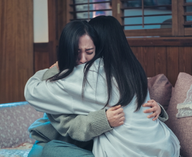 Kim Tae-ri and Ji Yeon Kim (Bona) give a clunky impression with the true warm-up two-shot of young people who are hard-working.TVN Toil Drama Twenty Five Twinty One (playplayed by Kwon Do-eun/directed by Jung Ji-hyun and produced by Kim Seung-ho/produced Hwa-dam Pictures) is a drama depicting the wandering and growth of youths who were deprived of their dreams in the 1998 era.In the TV drama topical category released by Good Data Corporation, TV subjectivity analysis agency, Nam Joo-hyuk and Kim Tae-ri ranked first and second in the drama cast topical category, followed by the CPI Powered by RACOI for the third consecutive week, and the hot response and sympathy of the anbang theater. Im making you feel better.Kim Tae-ri plays Na Hee-do, a national fencing national team that rushes toward dreams with strong positive energy, and Ji Yeon Kim (Bona) plays Yu Rim, who is doing his best to fencing to protect Family in difficult family situations.In the last broadcast, Na Hee-do (Kim Tae-ri) took the CSAT by Choices for college entrance, while the high Yu Rim (Ji Yeon Kim) predicted the future of life to be changed by Choices as a fencing unemployment team.Above all, Kim Tae-ri and Ji Yeon Kim (Bona) are now drawing attention with their warm-hearted two-shot, which is a close friend.In the play, Na Hee-do and Yu Rim face the scars of their wrists and take a cross pose.Na Hee-do, who lay down on the knee of Yu Rim, looks serious, and Yu Rim touches Na Hee-dos head and has a meaningful conversation.After that, I came to Naheedos house and grabbed Yu Rim, who was crying, and Naheedo was caught.Naheedo - who was building a hard friendship by telling all the inside - I wonder why Yu Rim embraced in the heat.In addition, Kim Tae-ri and Ji Yeon Kim (Bona) prepared for the filming of the scene of Friendships Certificate Cross, and delivered happiness energy to the scene with a smile that was always bright.The two men, who were working on the filming with consideration of each other from the scene of laying down on their legs to the scene of their wrists, gave a stretch of jokes and gave off a unique best chemi.In addition, in the scene of Tears Feng Feng Hug, the eyes and gestures that look at each other without any ambassadors properly express the sentiment line of friendship and make the scene eat.The two men, who monitored the scene together and discussed it carefully, naturally focused on bringing out their emotions and completed the scene where the sadness melted.