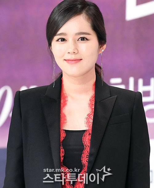 Actor Han Ga-in will appear on 2 Days & 1 Night.Han Ga-ins agency BH Entertainment said on the 24th that Han Ga-in will appear on KBS2s 2 Days & 1 Night Season 4 (hereinafter referred to as 2 Days & 1 Night).An official of 2 Days & 1 Night also announced that Han Ga-in was right to participate in the recent recording.Earlier, 2 Days & 1 Night Bangle PD chose figure queen Kim Yu-na and Yeon Jung-hoon father Yeon Kyu-jin and wife Han Ga-in as guests who wanted to invite in the 2020 interview.With the appearance of Han Ga-in in place, expectations are already high for Han Ga-ins chemistry to show her husband Yeon Jung-hoon, as well as Kim Jong-min Moon Se-yoon, DinDin Ravi Na In-woo, a member of 2 Days & 1 Night.The 2 Days & 1 Night starring Han Ga-in will be broadcast in April.