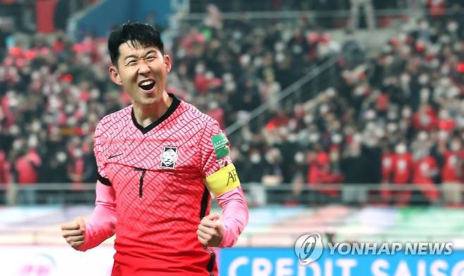 환호하는 손흥민 (서울=연합뉴스) 신준희 기자 = 24일 서울 마포구 서울월드컵경기장에서 열린 국제축구연맹(FIFA) 2022 카타르 월드컵 아시아 지역 최종예선 A조 9차전 대한민국과 이란의 경기. 대한민국의 손흥민이 골을 넣은 뒤 환호하고 있다. 2022.3.24 hama@yna.co.kr