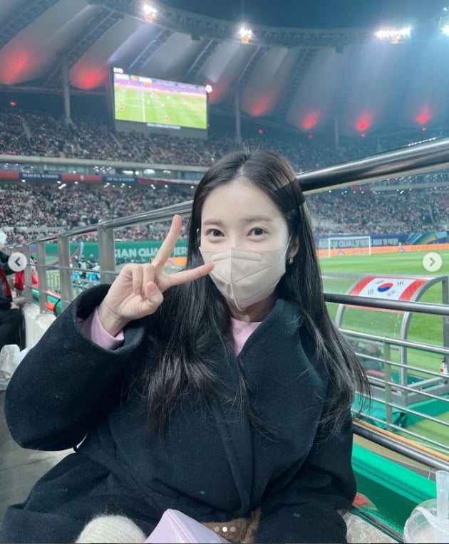 Yoon Chae-kyung, a singer from the group April, told her daily life.Yoon Chae-kyung posted several photos on his instagram on the 24th with the tag # Korea # Best # Intuition.Yoon Chae-kyung, who is posing for V in the background of the Seoul World Cup Stadium in the public photos, is also accompanied by actor Yoo Hye-in, who appeared in the TVN monthly drama Gun Suspect Doberman.Meanwhile, the Korean national soccer team led by Paulo Bento beat Iran 2-0 in the 9th round of the 2022 Qatar World Cup Asian finals at the Seoul World Cup Stadium.Photo: Yoon Chae-kyung SNS