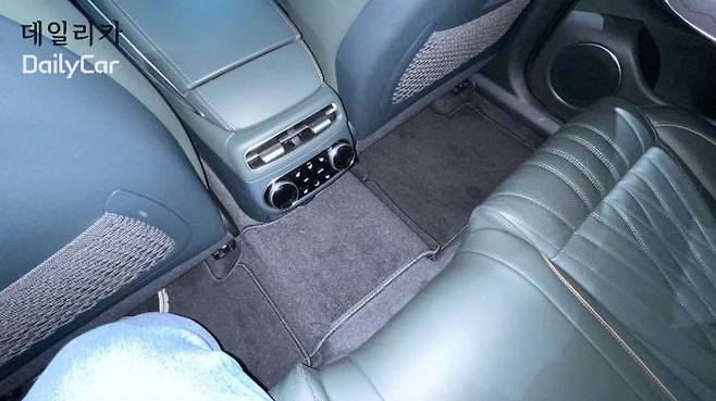 제네시스 GV70 내연기관 차량 뒷좌석 공간. 센터터널이 튀어나왔다.