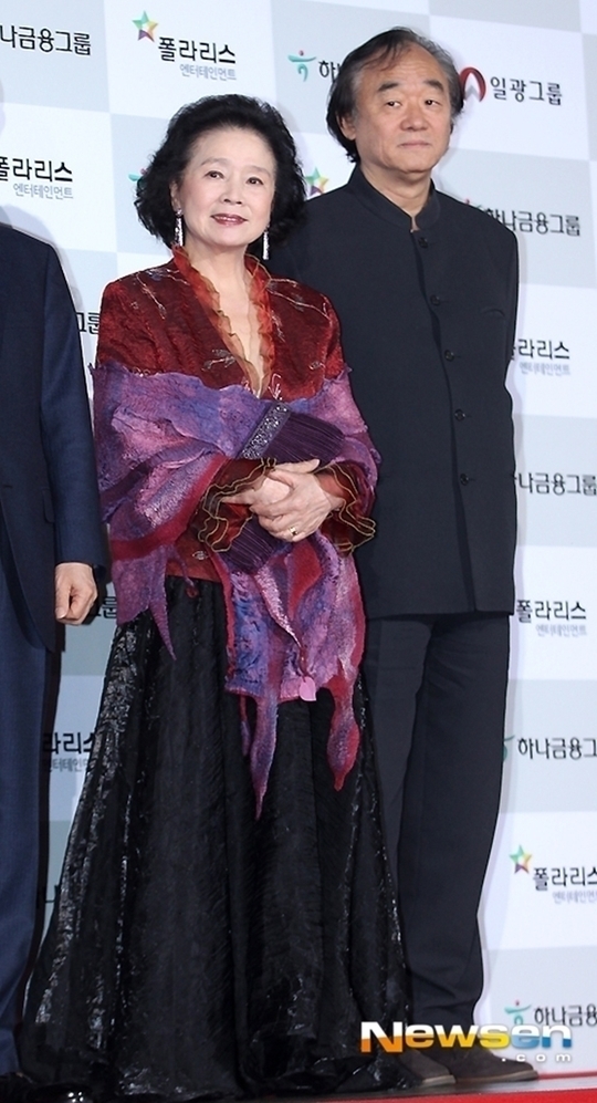 The daughter was designated as an adult guardian of actor Yoon Jeong-hee who suffers from Alzheimers dementia.Judge Jang Jin-young, a 51-year-old judge of the Seoul Family Court, began adult guardianship of Yoon Jeong-hee on March 24, and set his daughter, violinist Baek Jin-hee, as an adult guardian.Adult guardianship is a system that allows adults who are in insufficient intellectual judgment such as illness and disability to designate guardians to help their daily lives.In October 2020, Baek Jin-hee filed an application for a trial to commence adult guardianship for Yoon Jeong-hee at the Seoul Family Court.However, Yoon Jeong-hees younger brothers challenged the French court, saying that her husbands, pianist Baek Kun-woo and Baek Jin-hee, are neglecting Yoon Jeong-hee.The Paris High Court in France ruled that Yoon Jeong-hee is living in a comfortable environment.