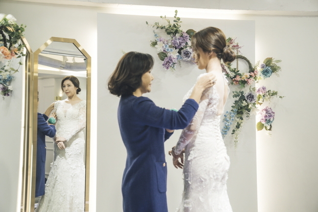 Jeon Soo-kyung, a marriage writer, is preparing for marriage by showing off his white Wedding Dress figure.TV CHOSUN Weekend Mini Series Marriage Writer Divorce Composition 3 (Phoebe, Im Sung-han)/Director Oh Sang-won, Choi Young-soo/Making Highground, Jidam Media, Green Snake Media/hereinafter Girl Song 3) shows that Ban-Sieun couple can be excited about middle-aged romance and are receiving absolute support from viewers Situation.In particular, in the last 8 episodes, Lee Si-eun and Seo-ban (Moon Seong-ho) traveled with fragrance (Jeon Hye-won) and Uram (Im Han-bin) to raise a family-like chemistry, raising expectations for the marriage of the two.In this regard, attention is focused on the Wedding Dress Gabon scene of Jeon Soo-kyung.In the play, Lee Si-eun was a screen in the dress Gabon at a shop where Friend was a Wedding Dress Desiigner.Unlike usual, which was unadorned, Ishieun emits a hidden beauty with a deep neckline, rich lace, and a blooded mermaid line of Wedding Dress.Friend, a Desiigner, also said, I was a womans seller. He was delighted and hinted that the remarriage with the Western class was approaching.Attention is focusing on whether the remarriage with the West Ban will proceed as a result, and how SF Electronics Chairman (Han Jin-hee), who had an unfavorable reaction to the Wests marriage partner, will react to the marriage of Lee Si-eun and the West.Meanwhile, Jeon Soo-kyungs 180 degree phantom scene was filmed in February.Jeon Soo-kyung has been wearing a lot of colorful and tight dresses as he is also active as a musical actor, but he has repeatedly made a choice of dresses considering the character of Ishieun.In the end, after a lot of discussions with the stylist, Jeon Soo-kyung decided to transform into a sophisticated image because he thought that it would be better to design a colorful design than a simple and neat one.On the day of filming Wedding Dress Gabon, the staff who saw the Jeon Soo-kyung, who returned to Wedding Dress, poured out cheers such as pretty and beautiful at the scene and formed a feast atmosphere and made the bright smile of Jeon Soo-kyung bloom.The production team said, Jeon Soo-kyung shows Lee Si-euns hangol-defection with superior physical and mature acting. He also praised Lee Si-euns flower path and said, Please wait for this broadcast with support.
