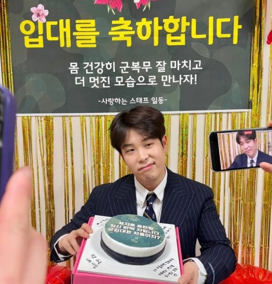 P.O posted several photos on his official instagram on the 25th, along with an article entitled Ji Hoon, who is loved by the staff who work together, is really a few days away.In the open photo, P.O is laughing because he is making a sharp face with an Enlisted Celebration Cake. He is holding a cake that says, I am close to the spirit of a trainee.Is it the first time I have been listed? The P.O. is set to be enlisted by the Marine Corps on Friday.